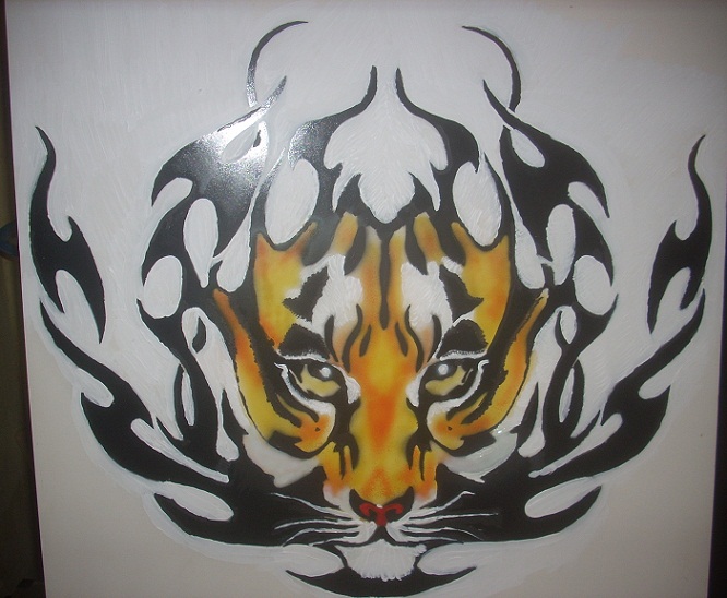 Graffioso in s'aria a representare  una tigre tribale